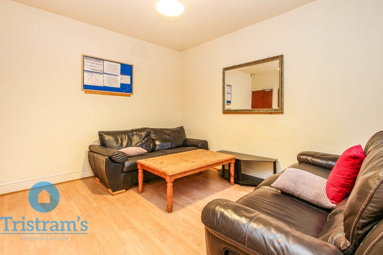 Room Sandfield Road in Nottingham