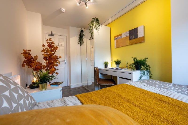 Room Radcliffe New Road in Whitefield