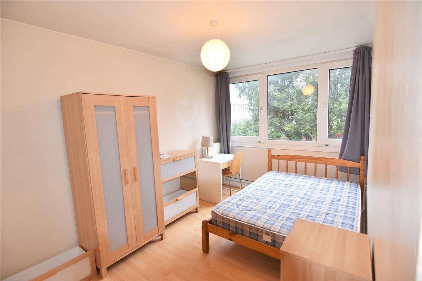Room Hersham Close in Greater London