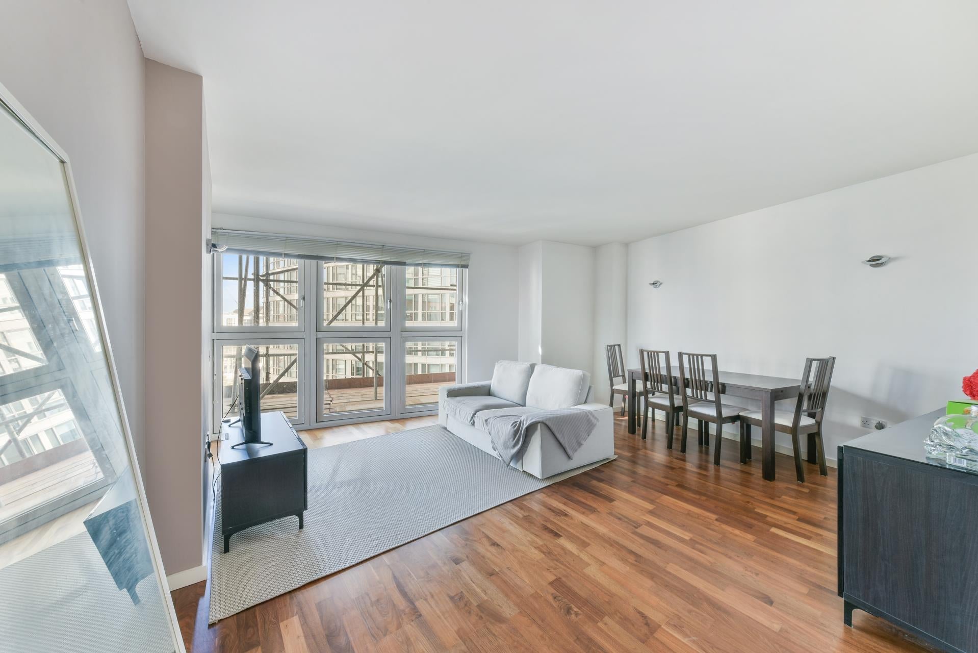 Flat Westferry Circus in Greater London