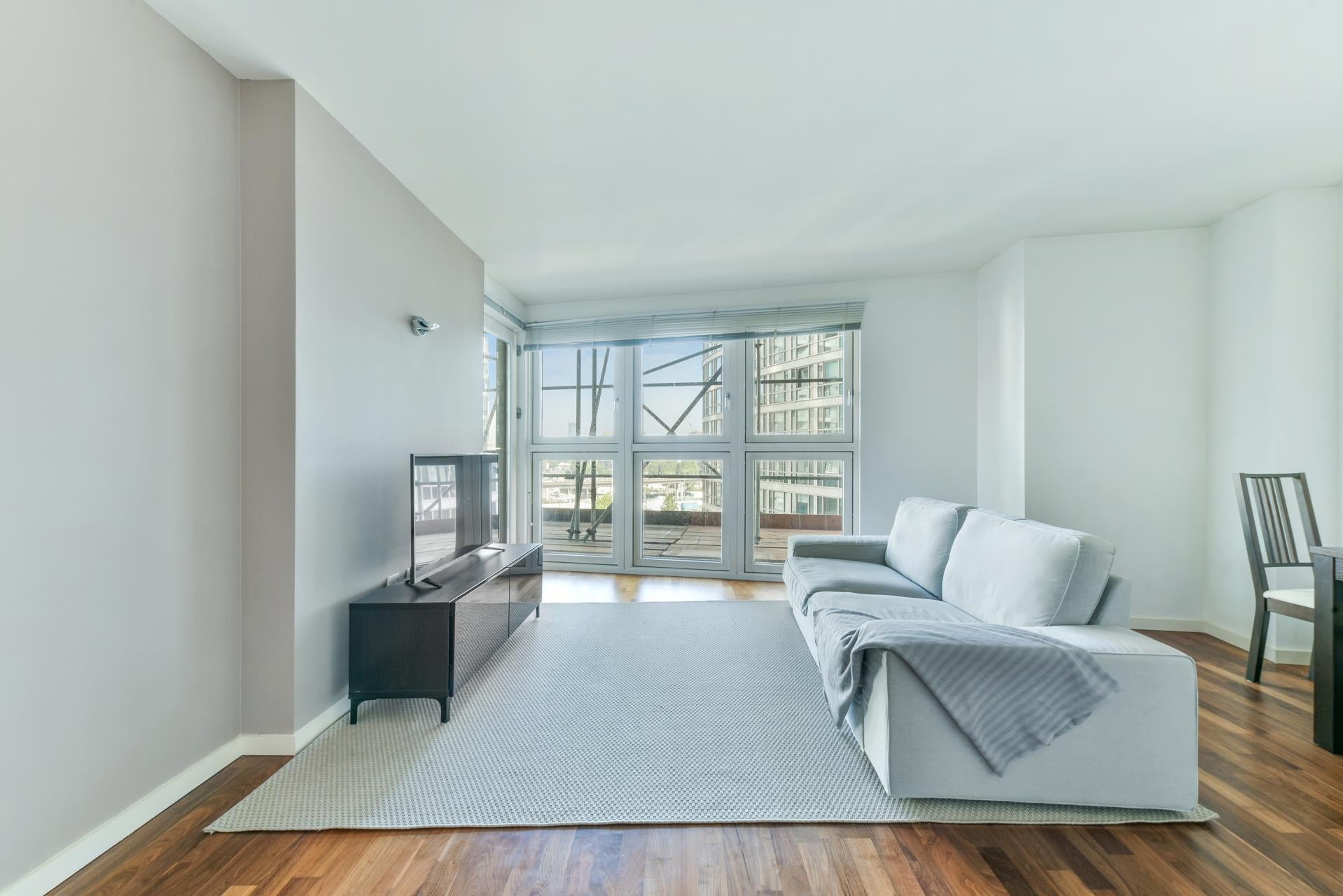 Flat Westferry Circus in Greater London