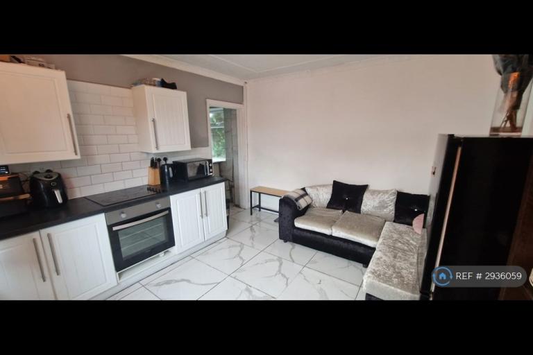 Room Warwick Avenue in Stoke-on-Trent