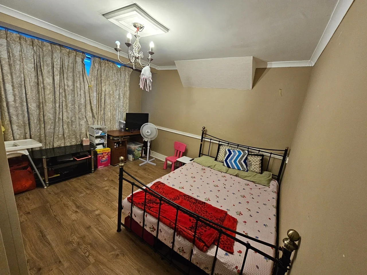 Room Western Avenue in Greater London