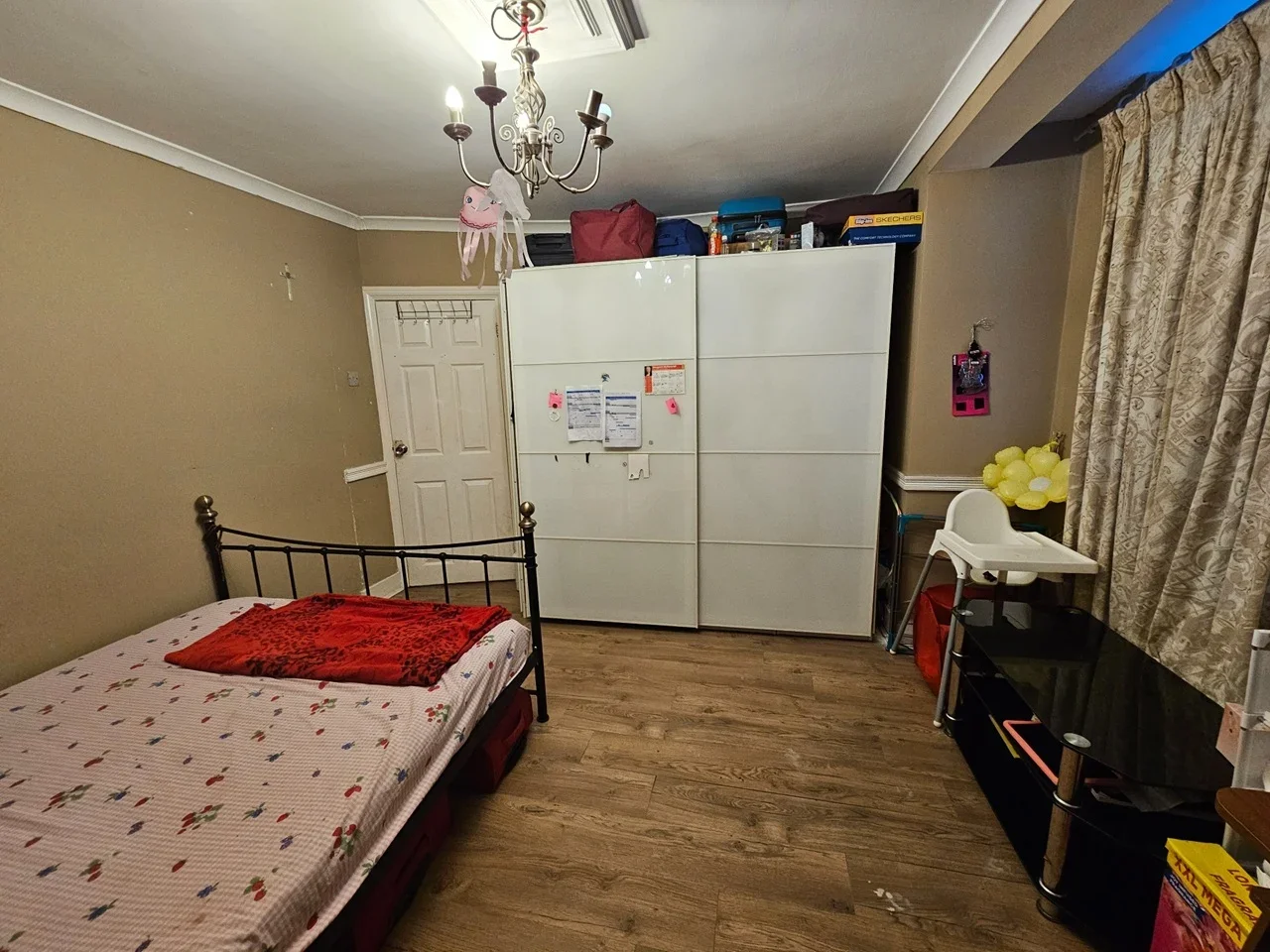 Room Western Avenue in Greater London