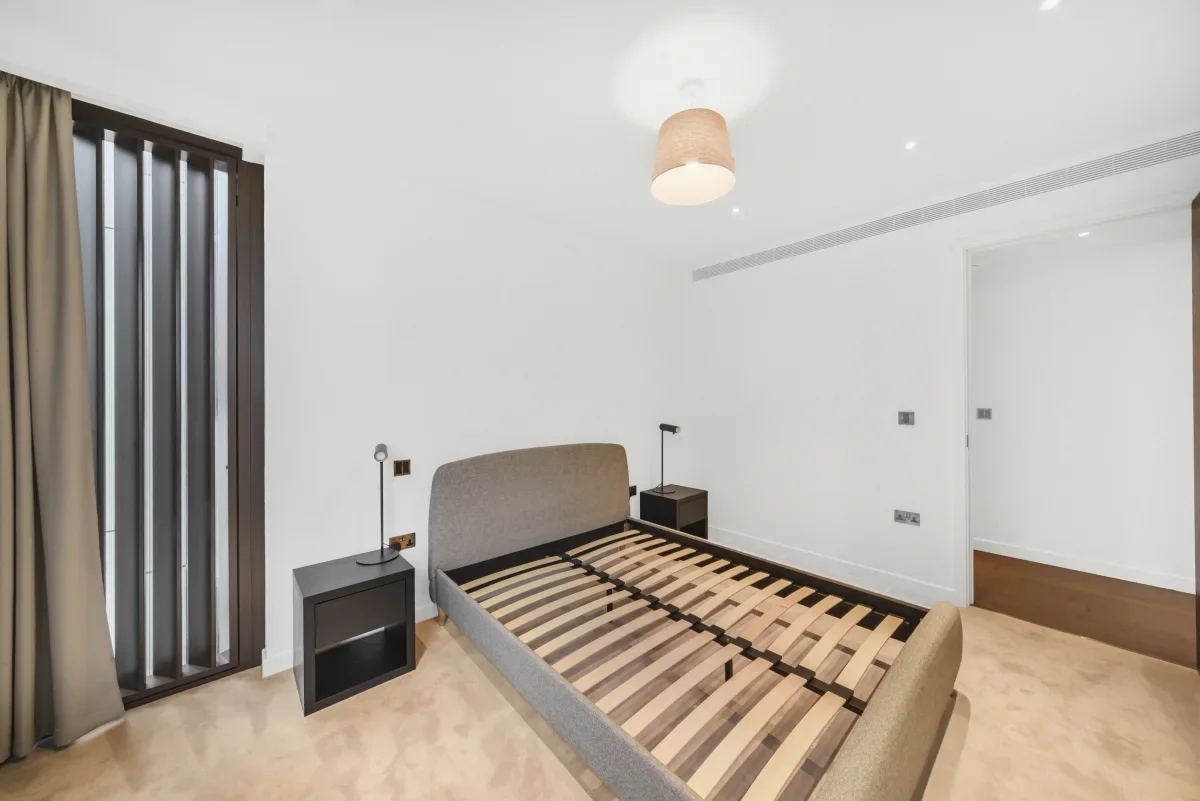 Flat Carnation Way in Greater London