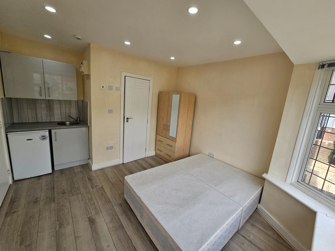 Flat Arkindale Road in Greater London
