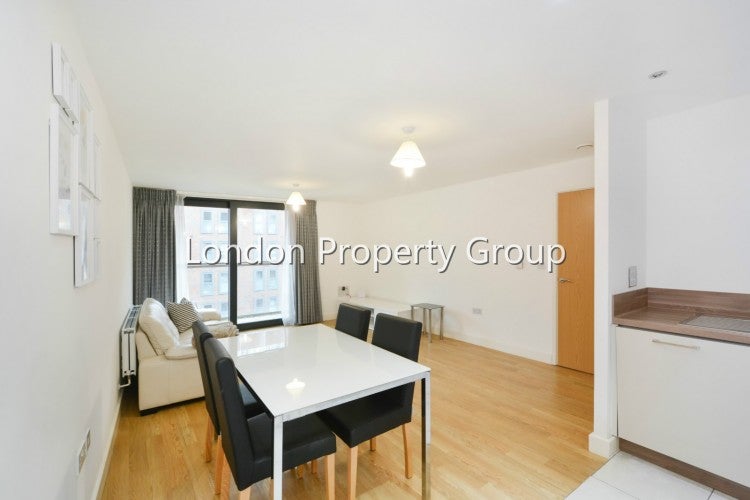 Flat Surrey Quays Road in Greater London