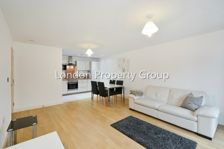 Flat Surrey Quays Road in Greater London