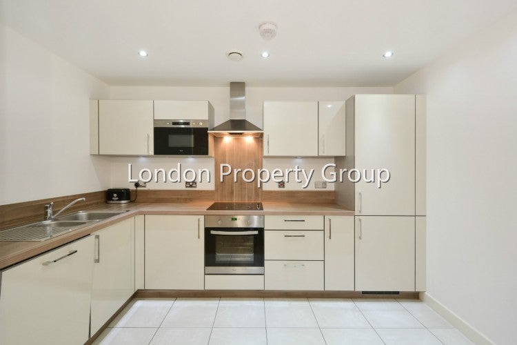 Flat Surrey Quays Road in Greater London
