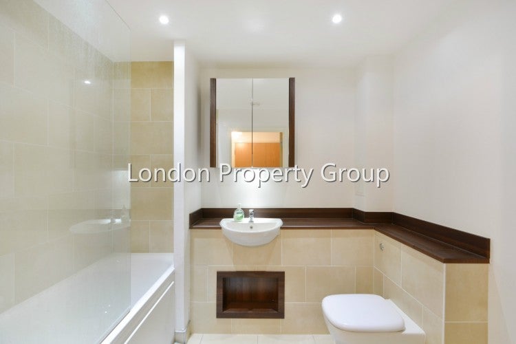 Flat Surrey Quays Road in Greater London