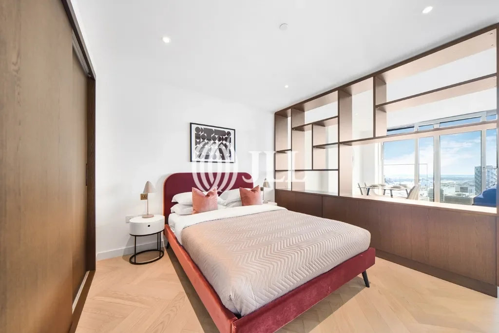 Flat Clove Crescent in Greater London