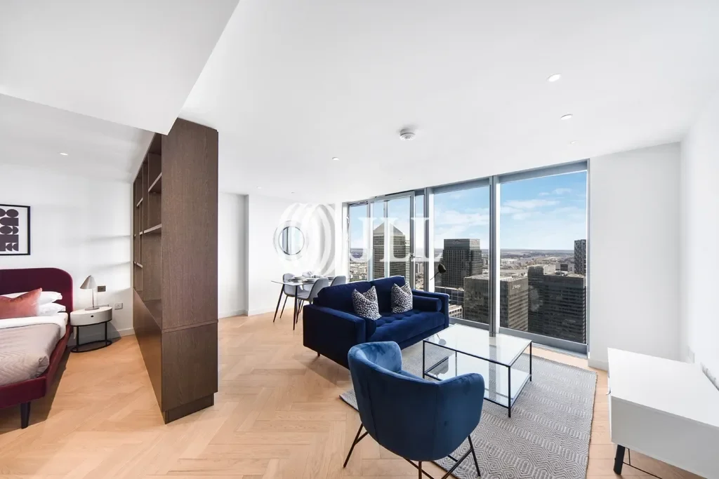 Flat Clove Crescent in Greater London