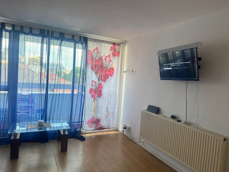 Room Westferry Road in Greater London