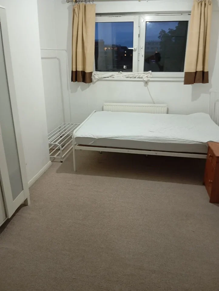 Flat Alma Street in Greater London