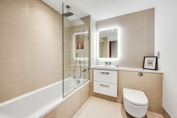 Flat Chiswick High Road in Greater London