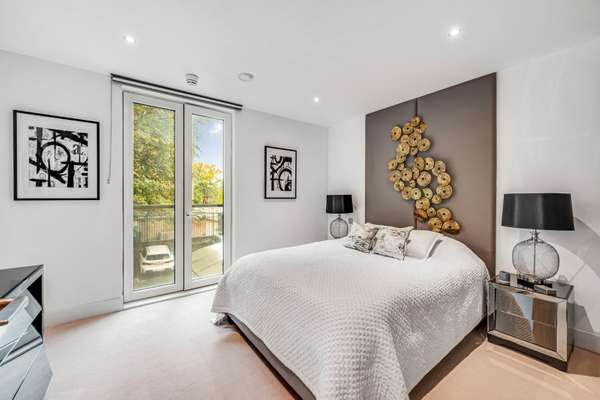 Flat Chiswick High Road in Greater London