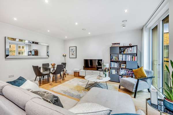 Flat Chiswick High Road in Greater London