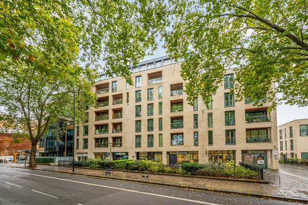 Flat Chiswick High Road in Greater London