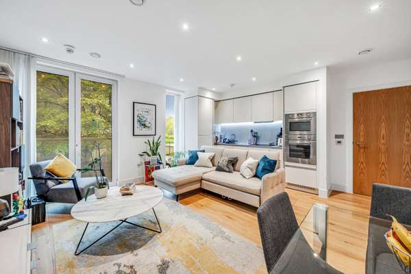 Flat Chiswick High Road in Greater London