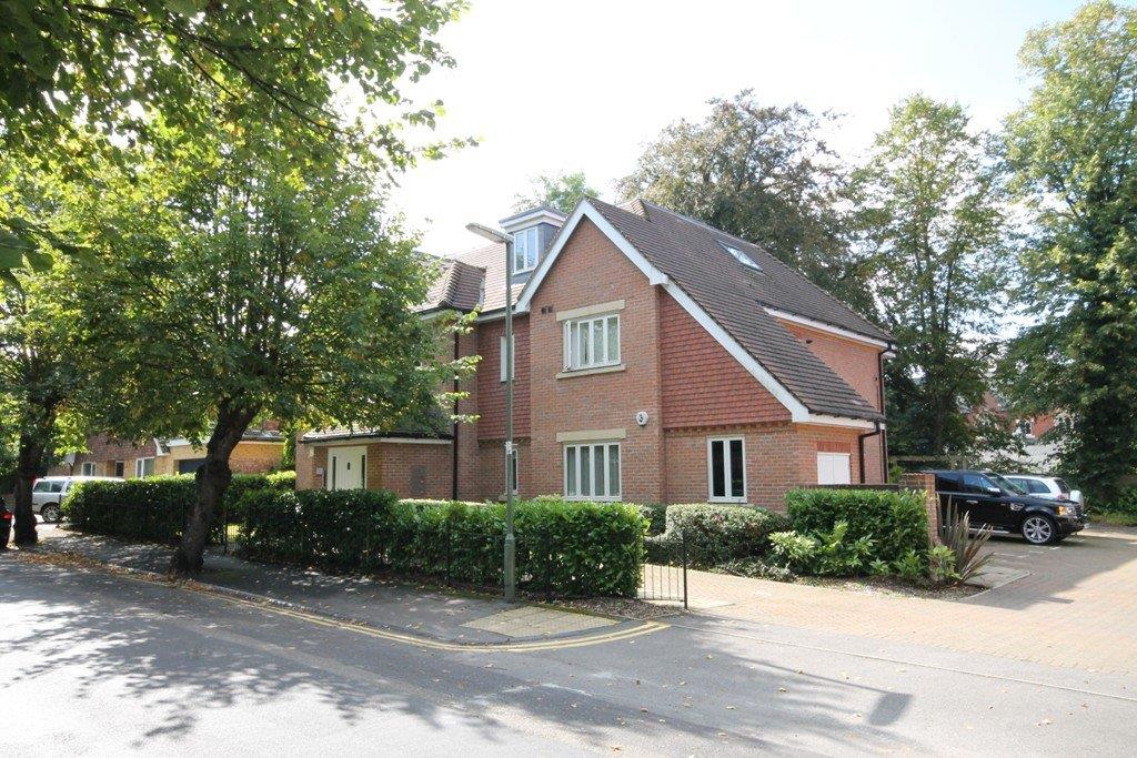 Flat Tregarthen Place in Mole Valley