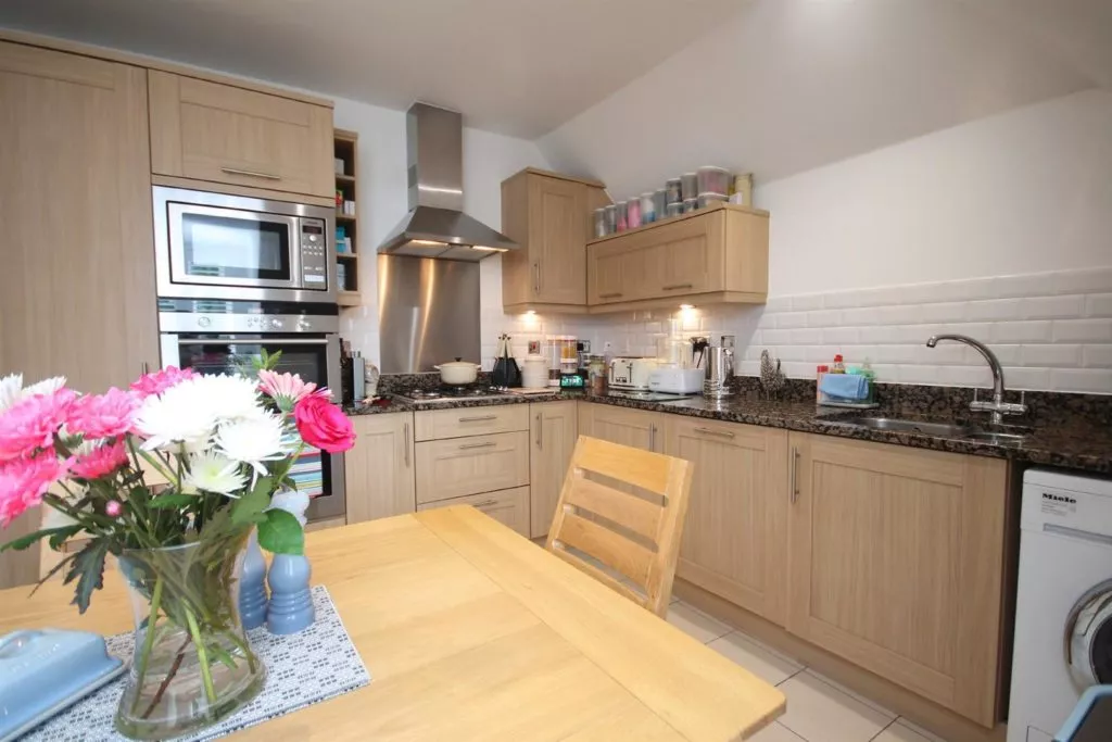Flat Tregarthen Place in Mole Valley