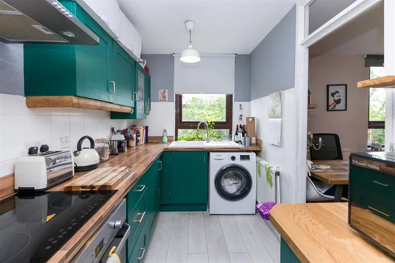 Flat Vivian Square in Greater London