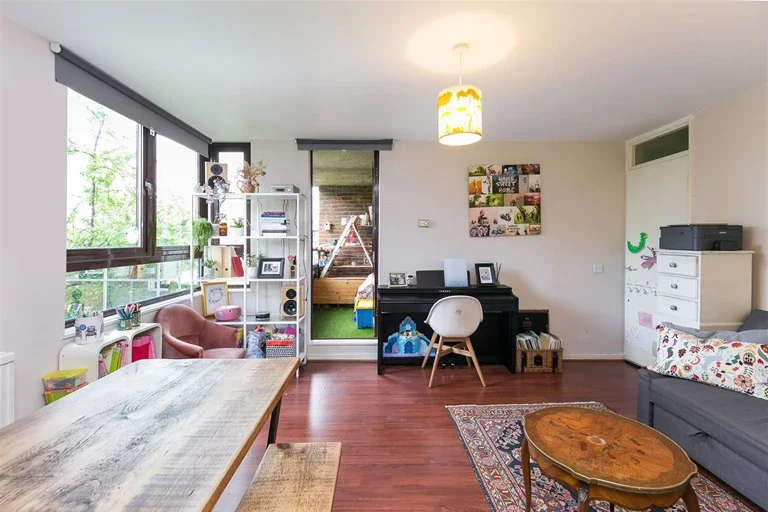 Flat Vivian Square in Greater London