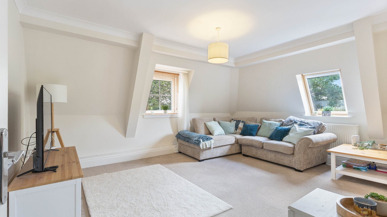 Flat Walton Lane in Wakefield