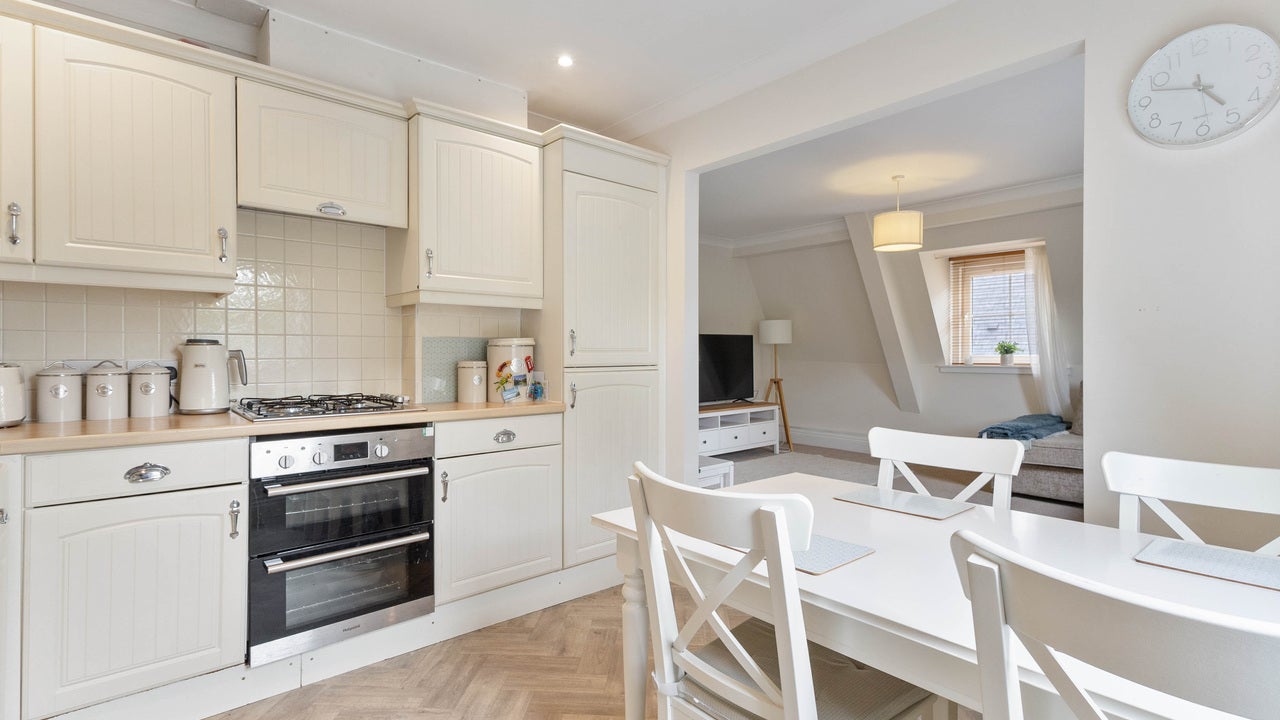 Flat Walton Lane in Wakefield