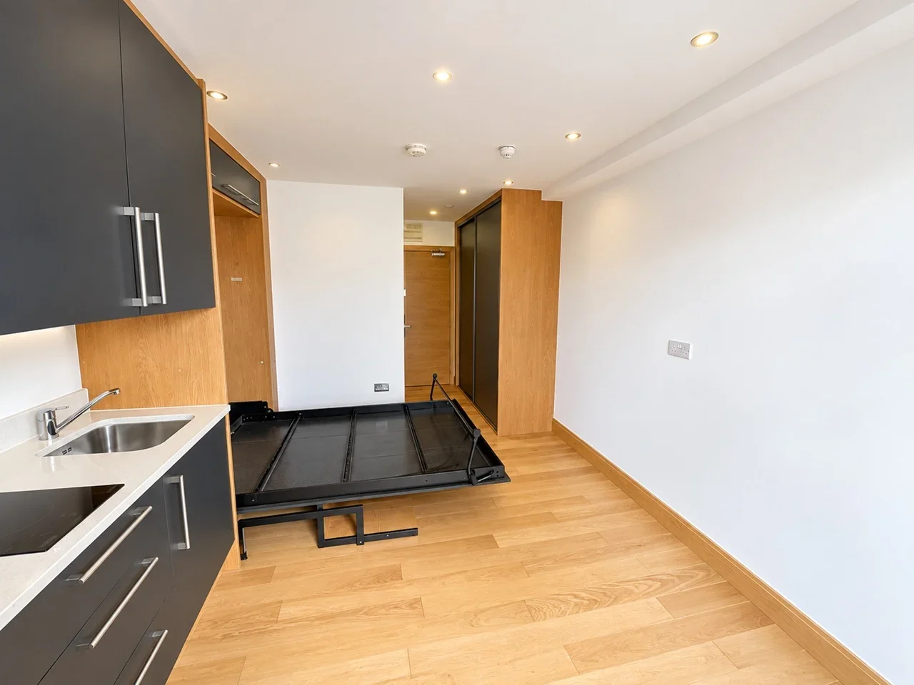 Flat Elgin Road in Greater London