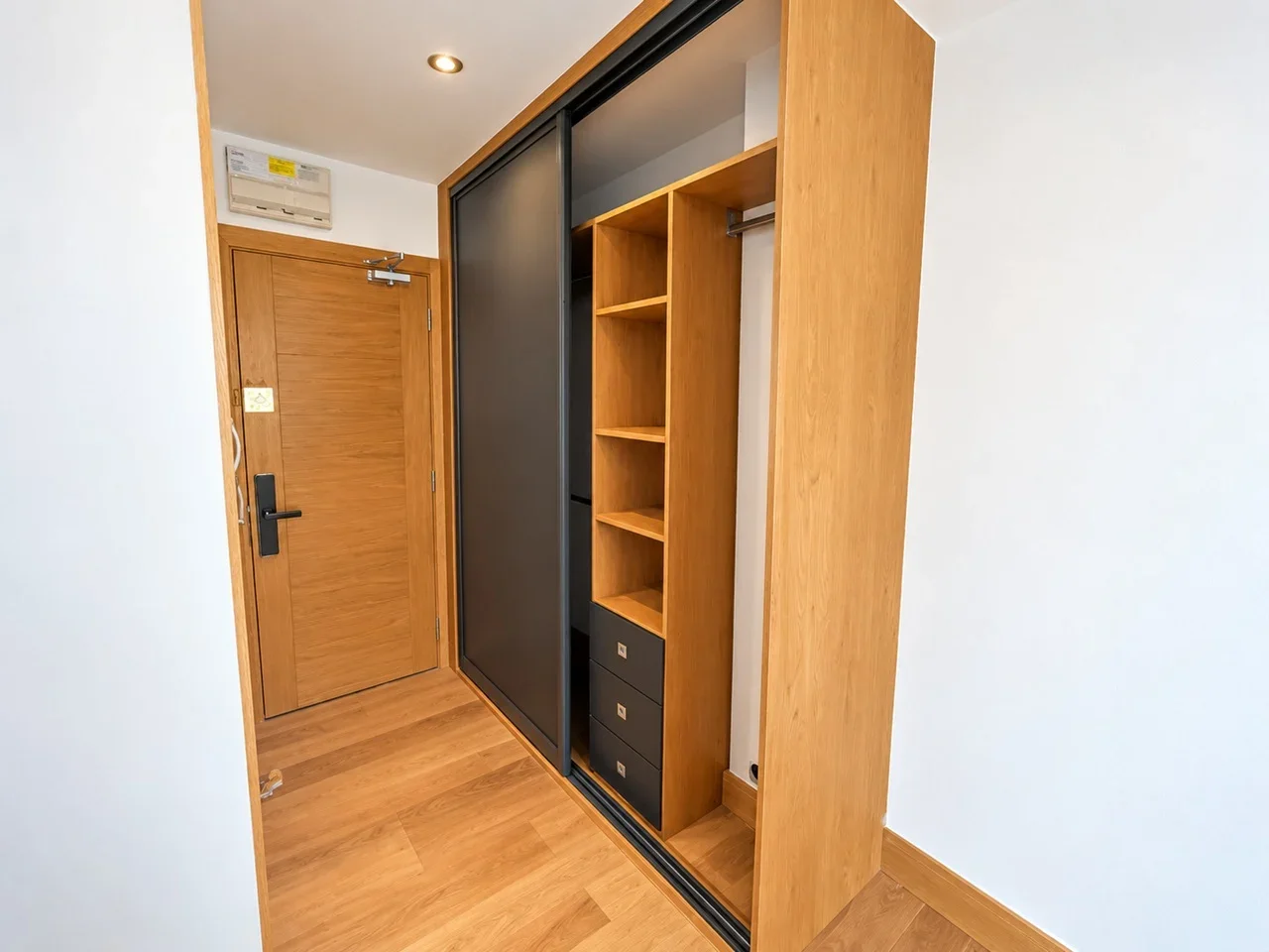 Flat Elgin Road in Greater London