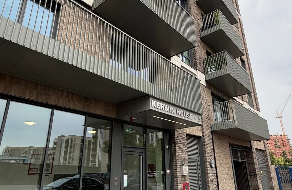 Flat Chequers Lane in Greater London