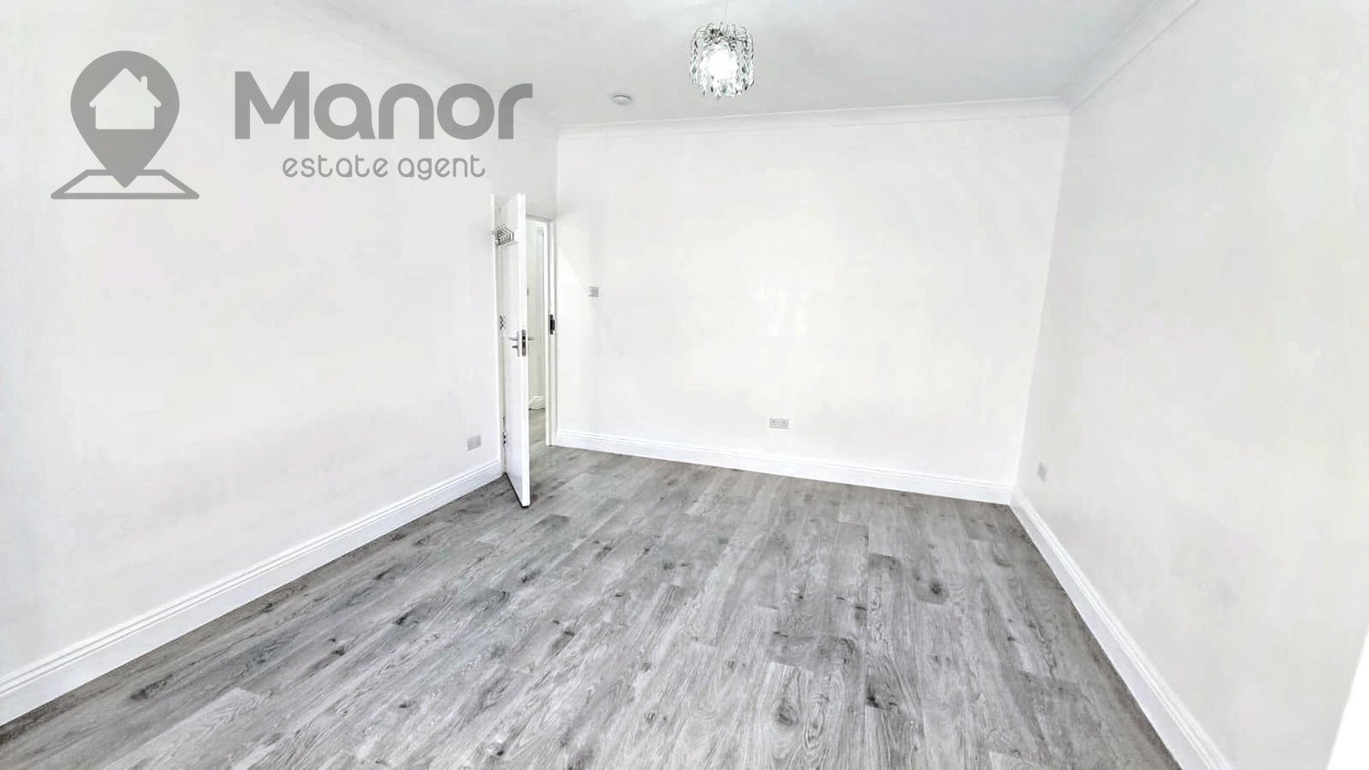 Flat Woodford Avenue in Greater London