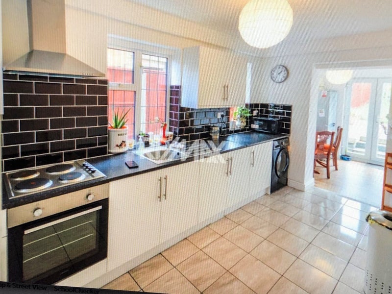 Room Froissart Road in Greater London