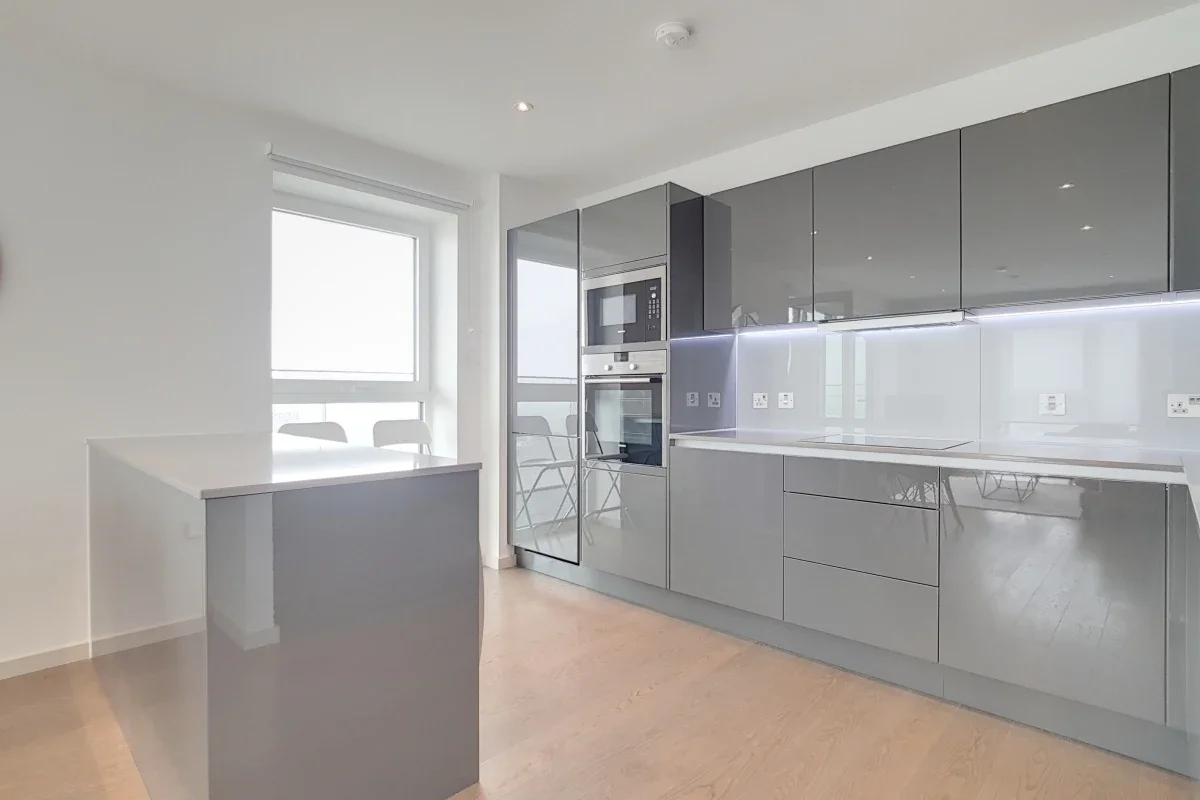 Flat Layard Street in Greater London