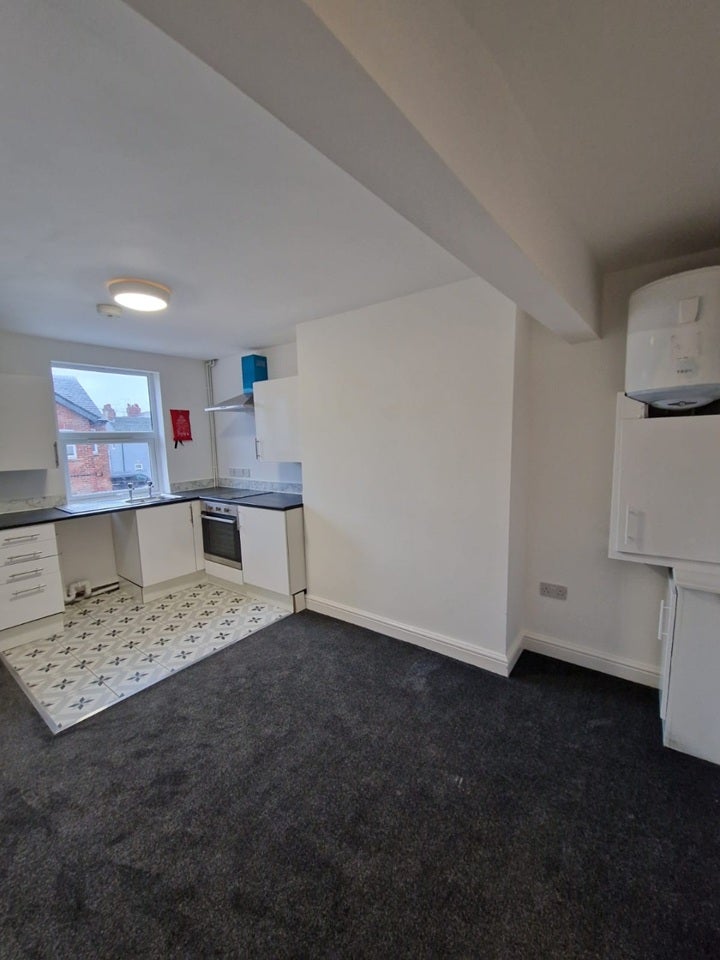 Flat Cambridge Road in Ellesmere Port