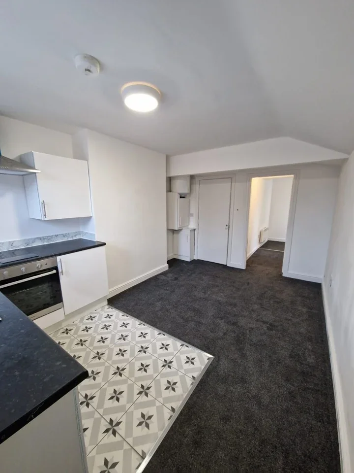 Flat Cambridge Road in Ellesmere Port
