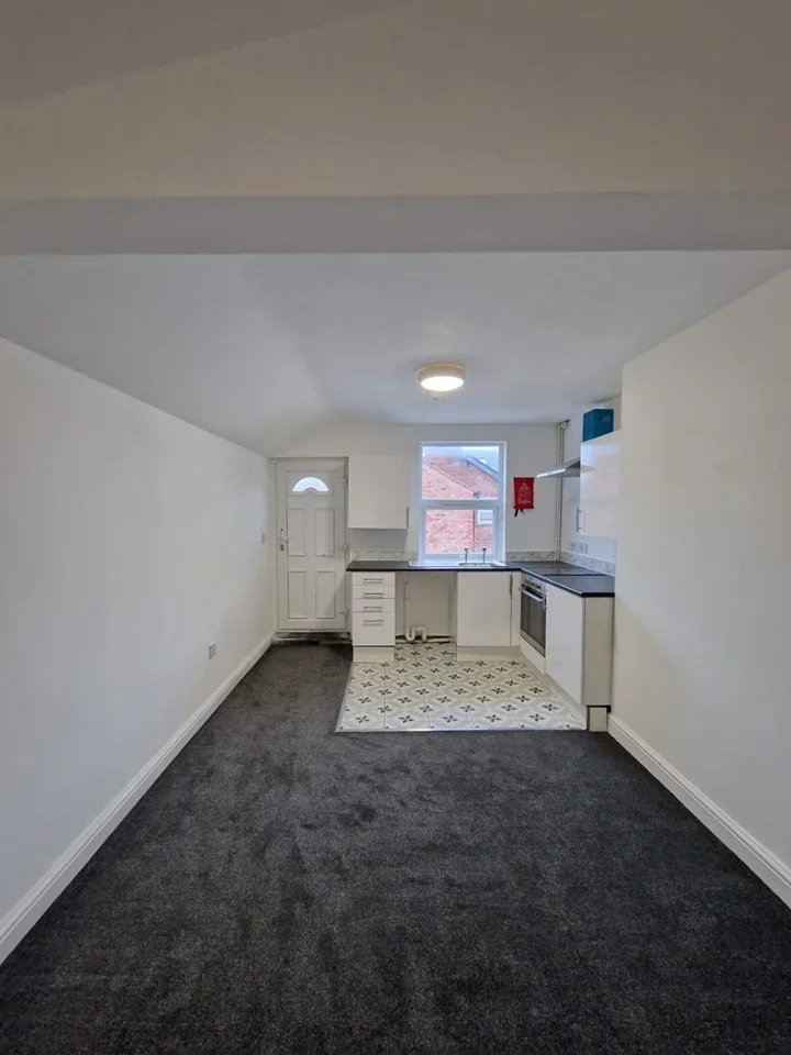 Flat Cambridge Road in Ellesmere Port