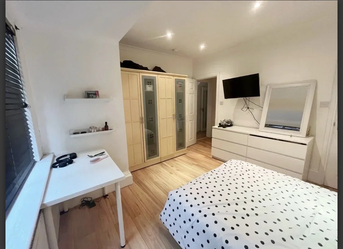 Room Tunnel Avenue in Greater London