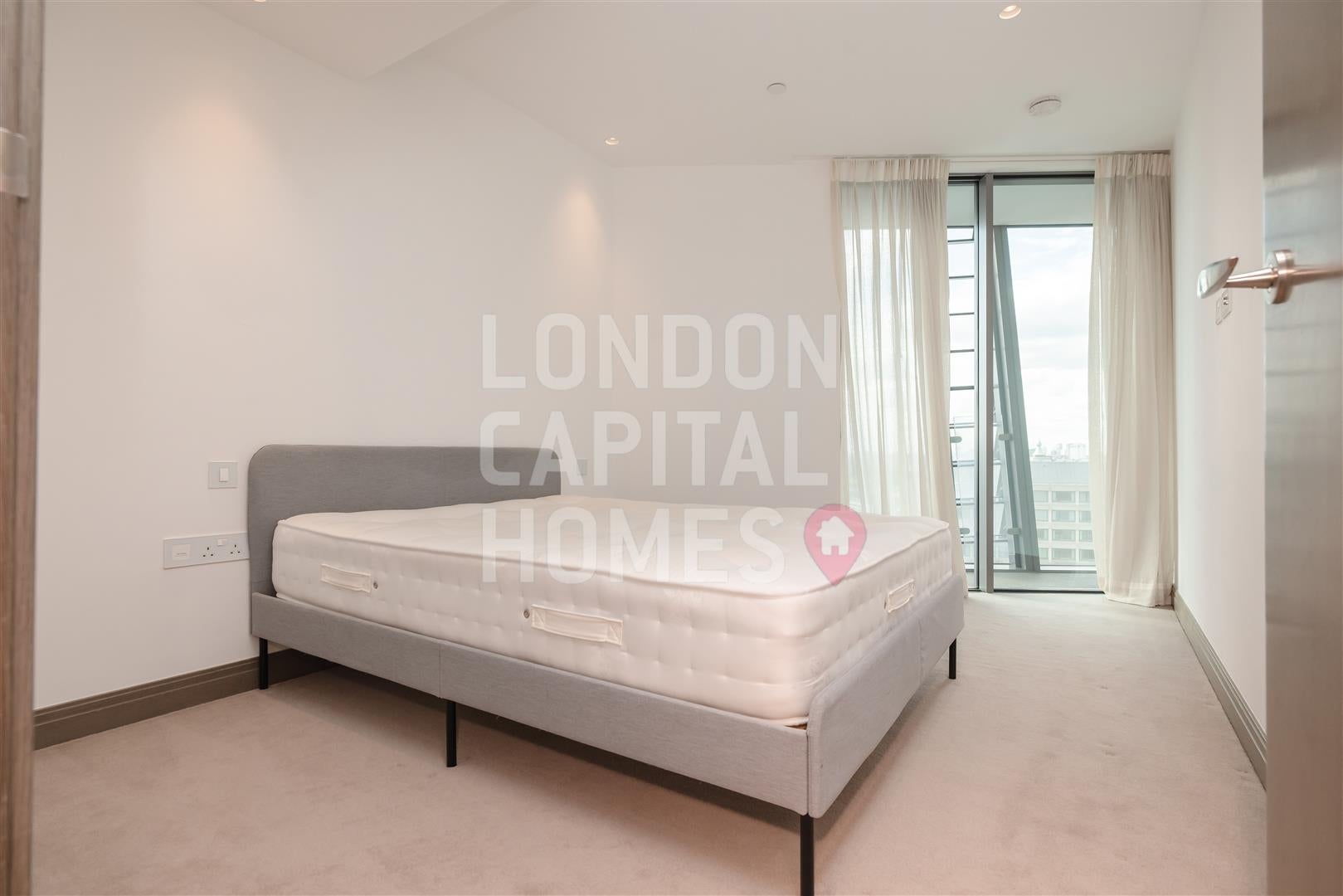Flat Blackfriars Road in Greater London