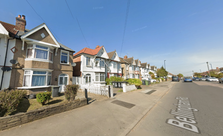 Flat Bellingham Road in Greater London
