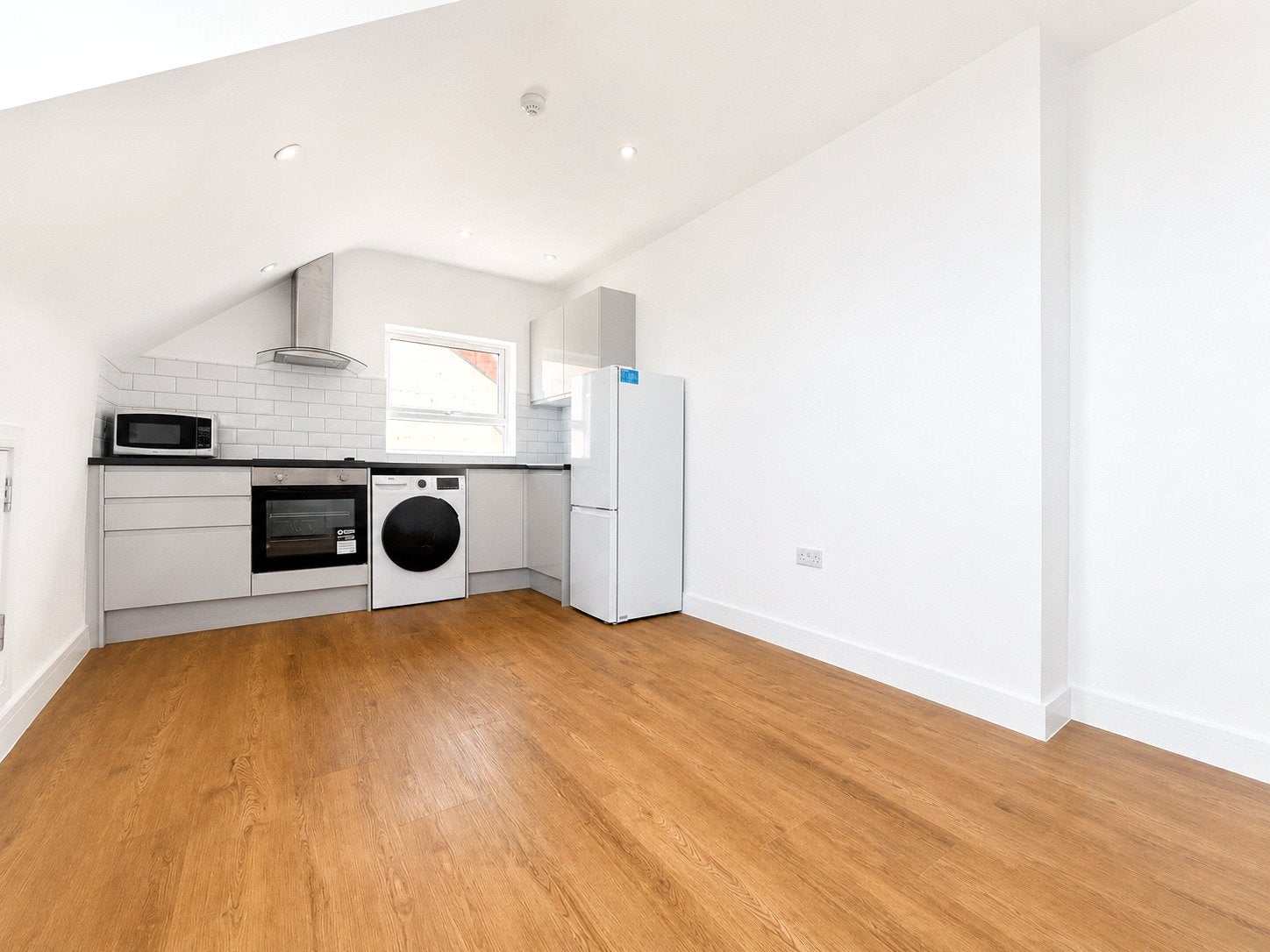 Flat Hanworth Terrace in Greater London