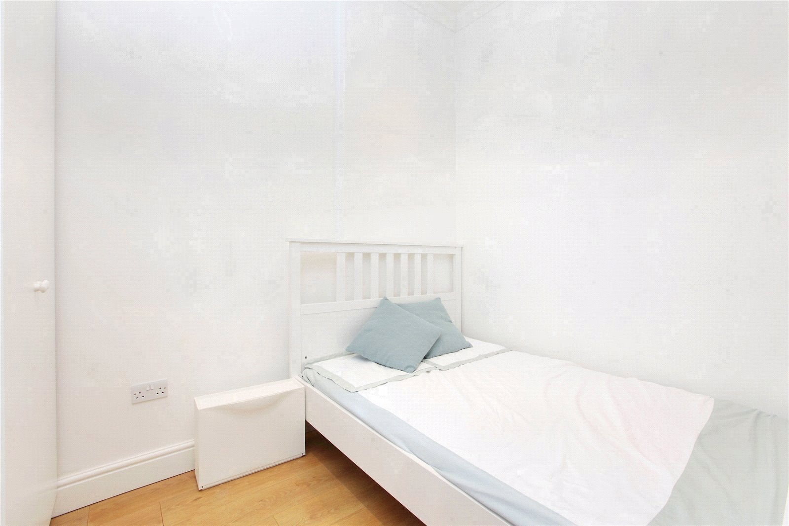 Flat Saint John's Hill in Greater London