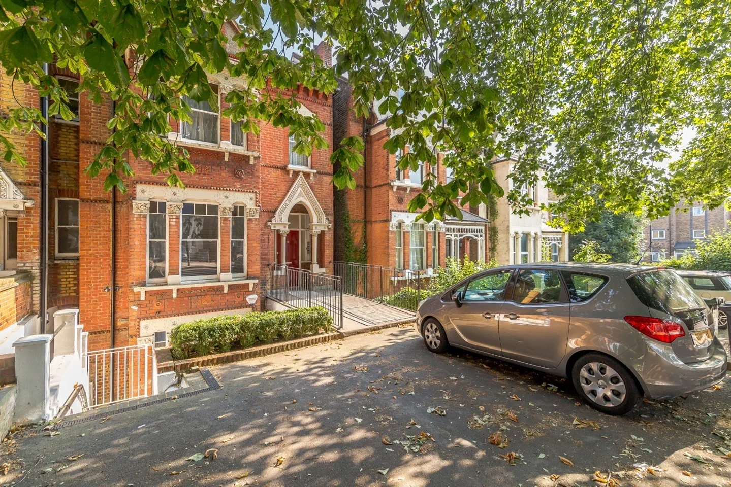 Flat Christchurch Road in Greater London