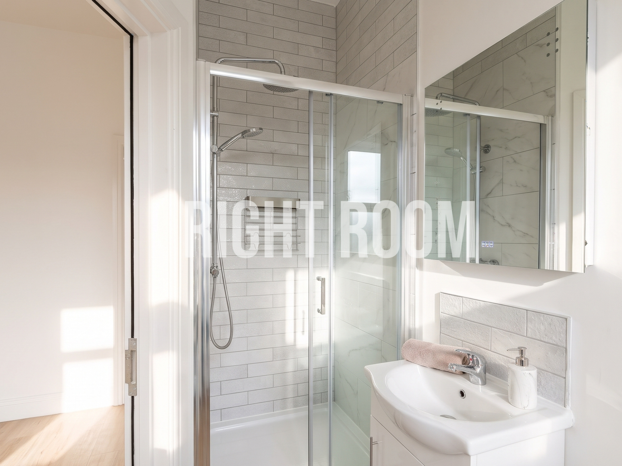 Flat Pownall Gardens in Greater London