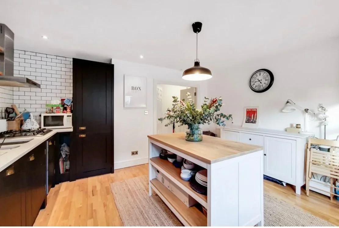 Flat Fox Hill in Greater London