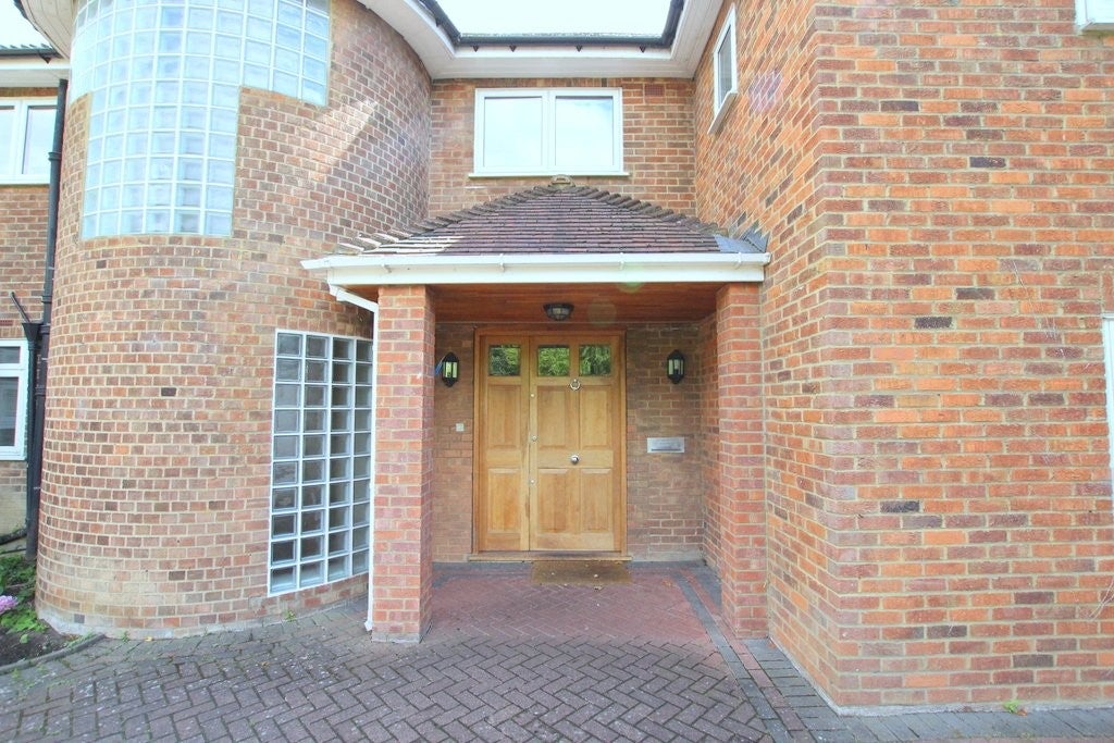 House Coombe Lane West in Greater London