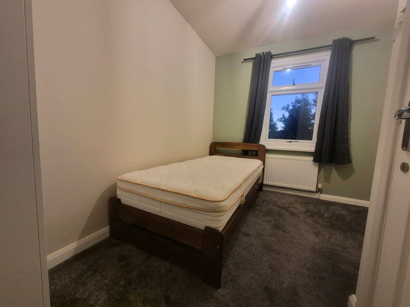 Room Holtye Walk in Crawley