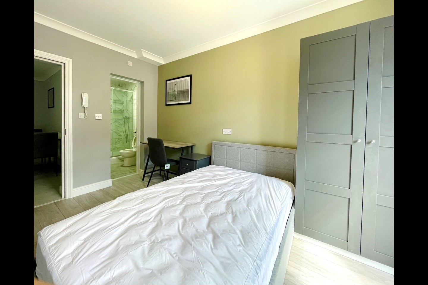 Room Horn Lane in Greater London