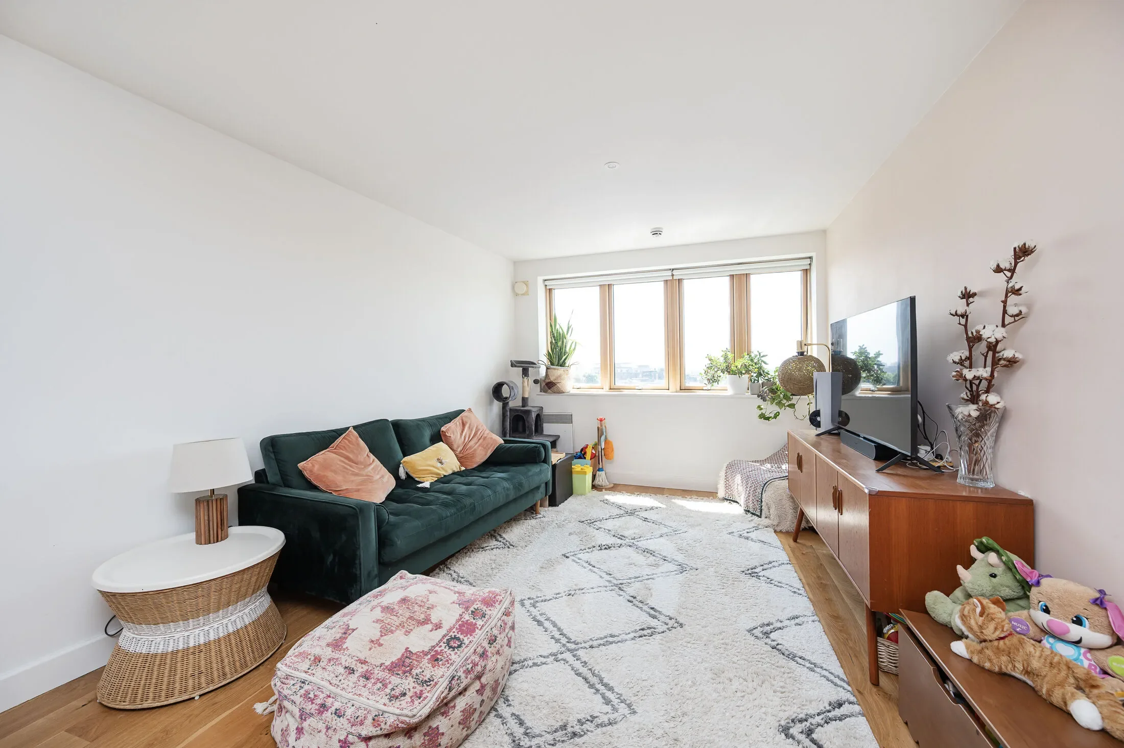 Flat Meath Crescent in Greater London